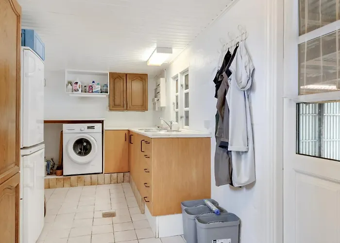 Under The Tree * Aeroskobing